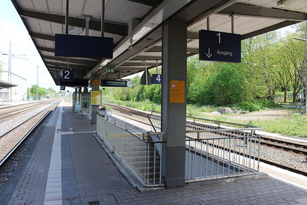 „typischer“ Mittelbahnsteig zwischen zwei Gleisen (Recklinghausen Hbf)