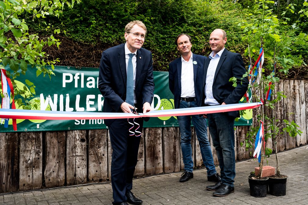 Neuer Wald für Schleswig-Holstein/ Tankstellenunternehmen Anton Willer schafft pro Kubikmeter Kraftstoffabsatz einen Quadratmeter Wald - Ministerpräsident Daniel Günther übernimmt Schirmherrschaft /  Bild: "obs/Anton Willer GmbH & Co. KG/Lars Wehrmann"