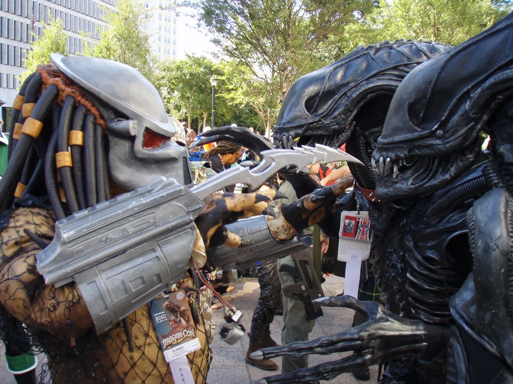 Predator- (links) und Alienkostüme auf der DragonCon 2010