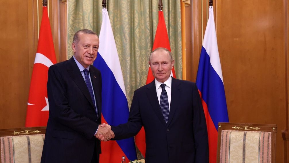 Erdoğan (l.) und Wladimir Putin am 05.08.22 in Sotschi