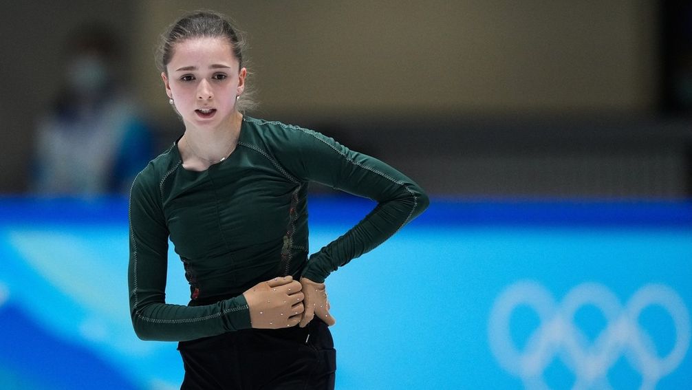 Die 15-jährige russische Eiskunstläuferin und Olympia-Teilnehmerin Kamila Walijewa beim Training in Peking am 12. Februar 2022.