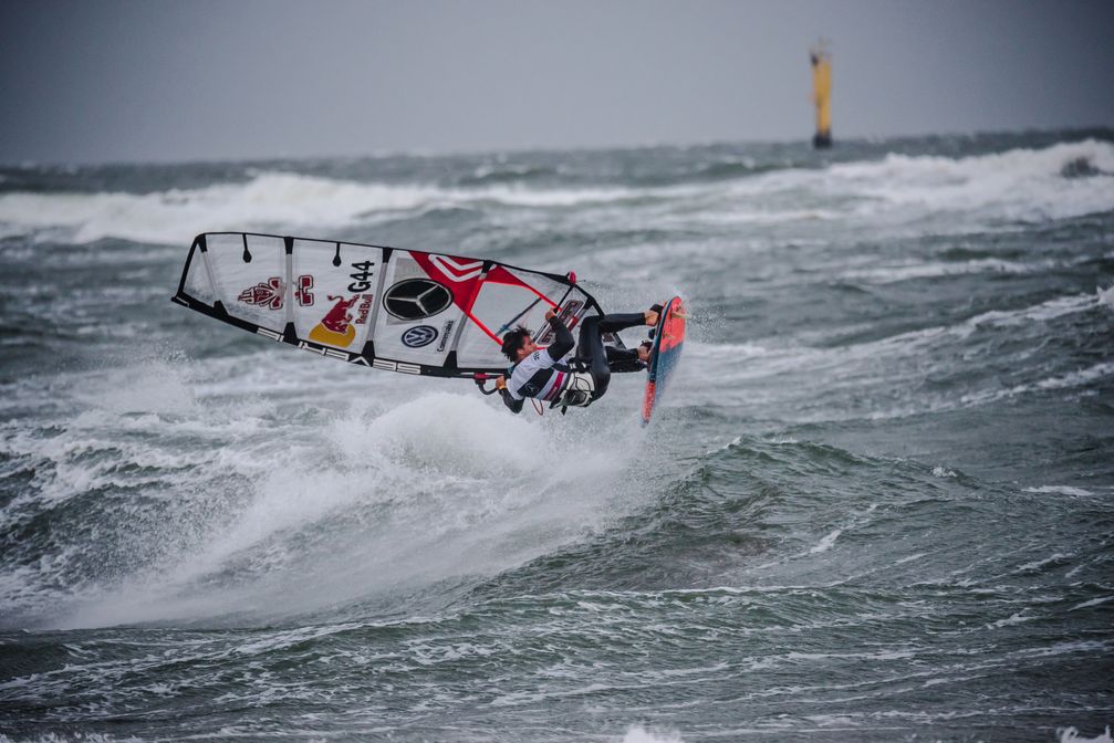 Philip Köster (G-44) sichert sich mit seinem driten Platz auf Sylt die Führung in der Weltrangliste. Bild: "obs/Mercedes-Benz Windsurf World Cup / Green Seven Summit/Tino Wichmann"