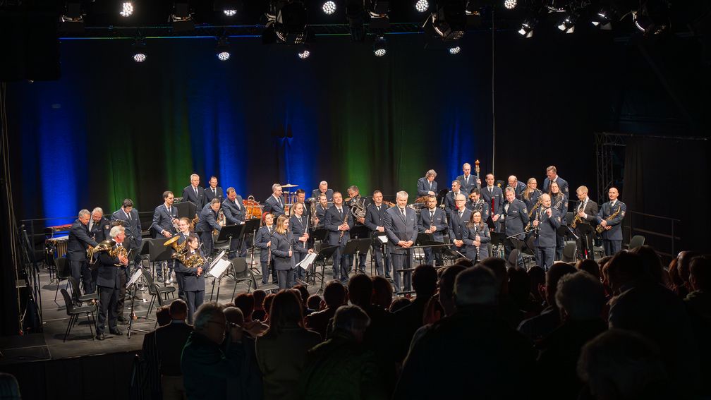 Publikum und Orchester in der Enni-Eventhalle Bild: Polizei