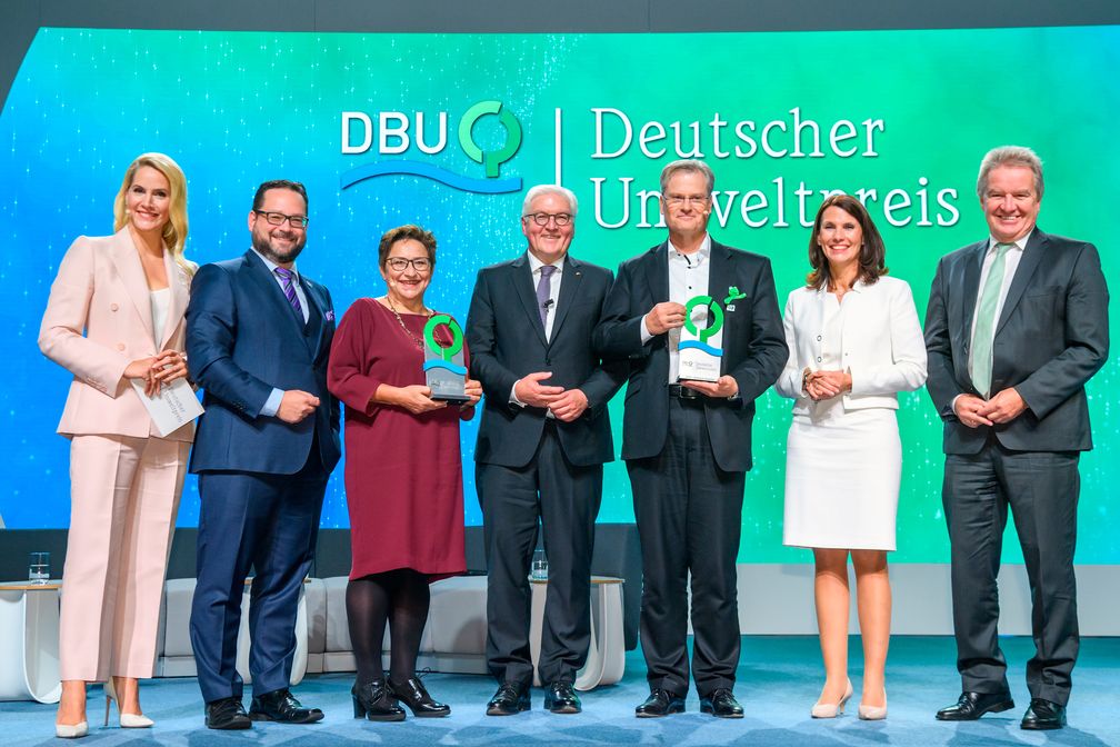 Gemeinsame Freude über den Deutschen Umweltpreis (v.l.): Moderatorin Judith Rakers, DBU-Generalsekretär Alexander Bonde, Preisträgerin Prof. Dr. Ingrid Kögel-Knabner, Bundespräsident Frank-Walter Steinmeier, Preisträger Reinhard Schneider, DBU-Kuratoriumsvorsitzende Rita Schwarzelühr-Sutter und Baden-Württembergs Umweltminister Franz Untersteller. Bild: "obs/Deutsche Bundesstiftung Umwelt (DBU)/DBU/Peter Himsel"