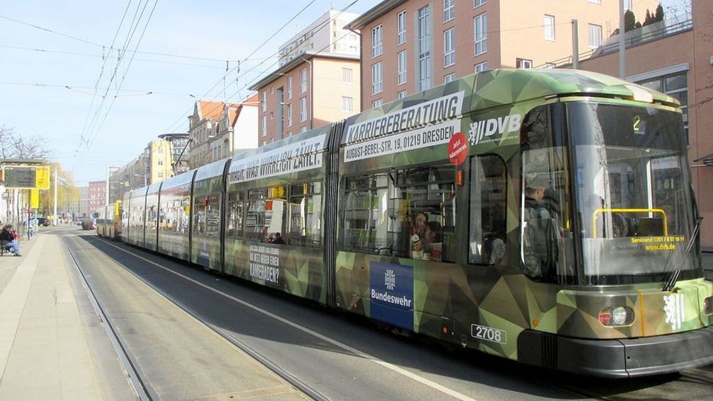 Marketing und Werbeversuch der Bundeswehr auf einer Dresdner Straßenbahn. Bild: Wikipedia: Lupus in Saxonia