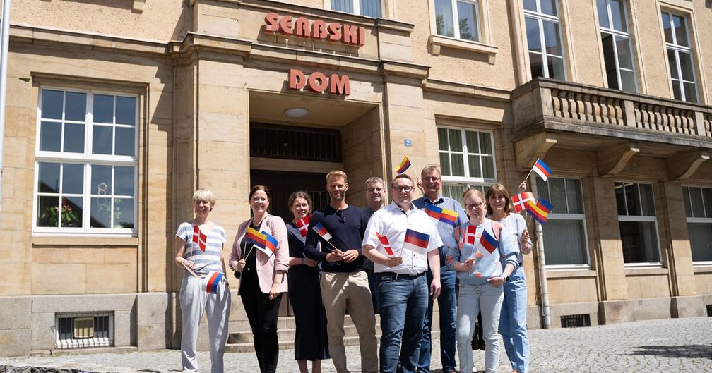 Die SSW-Landtagsgruppe zu Gast bei den Lausitzer Sorben. Links im Bild: Judit Scholze, Geschaftsführerin der Domowina, ganz rechts Beata Brězanowa vom Witaj-Sprachzentrum. (2024)