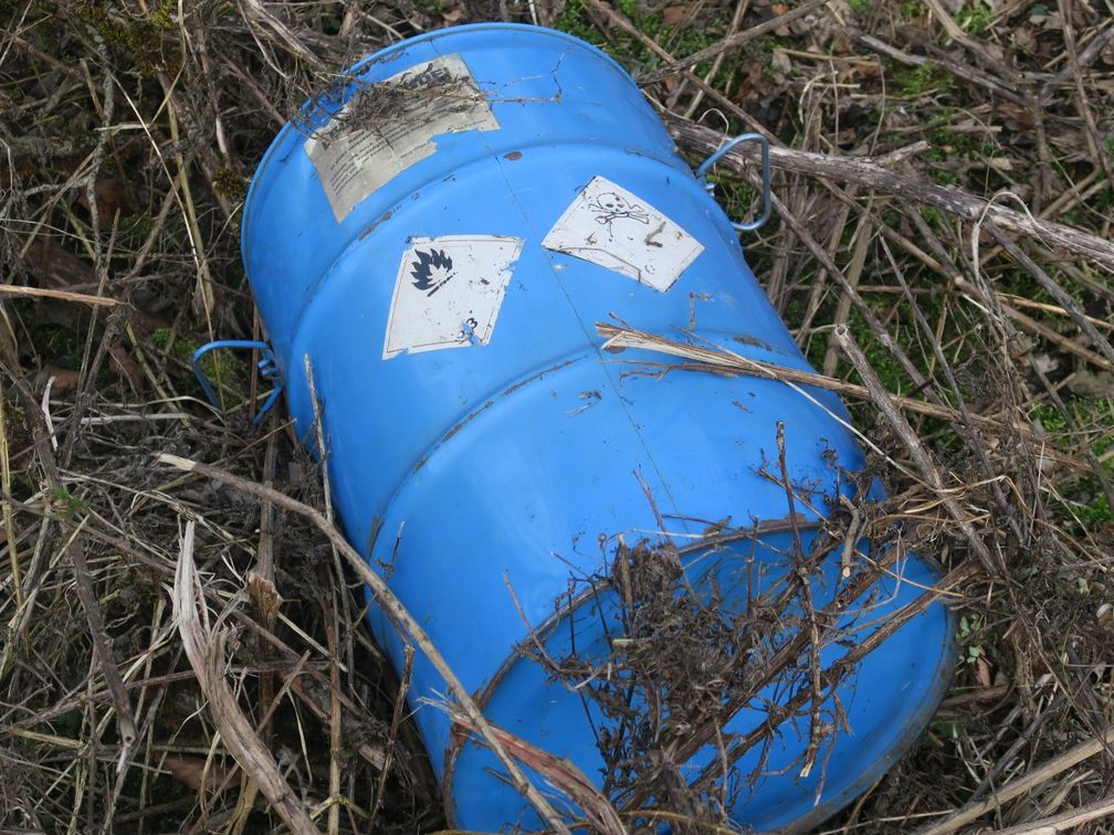 Wer kann Angaben zur Herkunft der blauen Fässer machen? Bild: Polizei