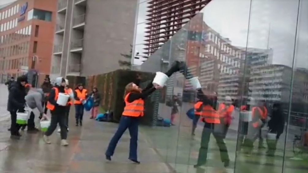 Klima-Apokalyptiker der Protestgruppe "Letzte Generation" beschmierten am 4. März mitten im Regierungsviertel das Denkmal "Grundgesetz 49". Bild: Screenshot: X/Letzte Generation