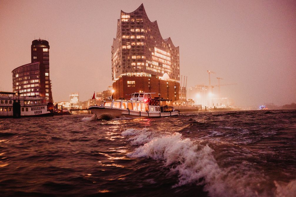 Die Kleinste Kreuzfahrt der Welt vor der Elbphilharmonie. Bild: "obs/Ferienwohnungen auf dem Deich/ANDREA HEIMSOHN"