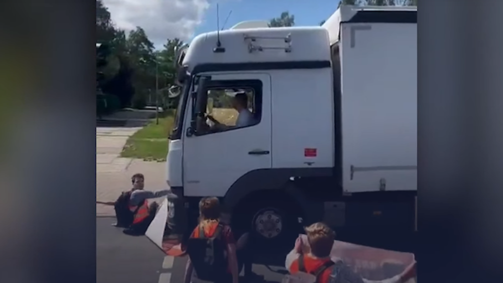 Etwa einen Meter schob der Lkw den Klimakleber im Juli in Stralsund vor sich her. Bild: Screenshot: VK.com / RT DE