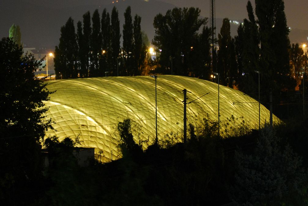 Tennis-Traglufthalle in der Nacht