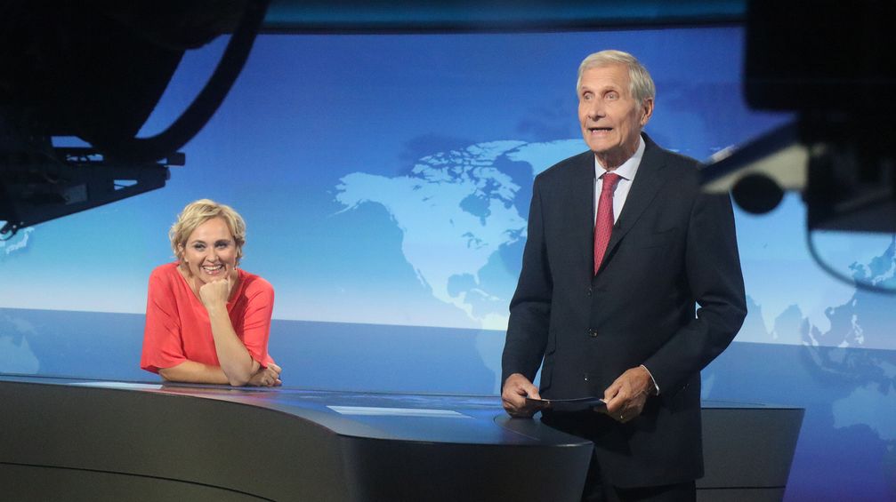 Caren Miosga und Ulrich Wickert im tagesthemen Studio Bild: NDR Norddeutscher Rundfunk Fotograf: LaraLou