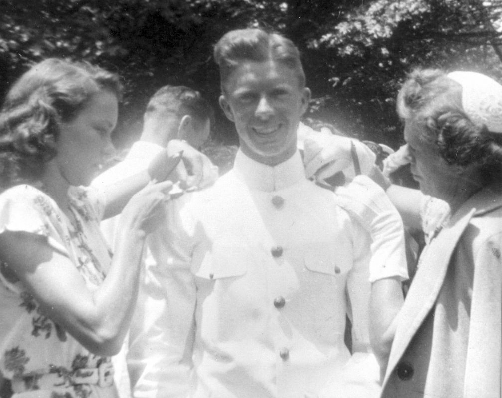 James Earl „Jimmy“ Carter Jr. im Jahr 1946 beim Abschlussball der U.S. Naval Academy, Annapolis, mit seiner Frau an seiner rechten Seite und seiner Mutter an seiner linken Seite, Archivbild