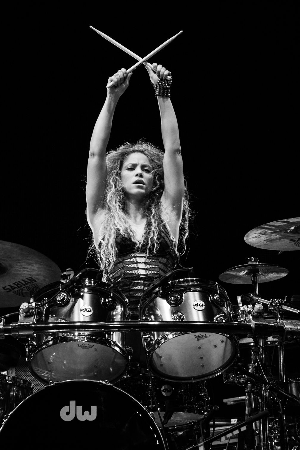 Weltstar Shakira im Rahmen ihrer El Dorado World Tour am Schlagzeug. Bild: "obs/CinemaxX Holdings GmbH/Xavi Menos"