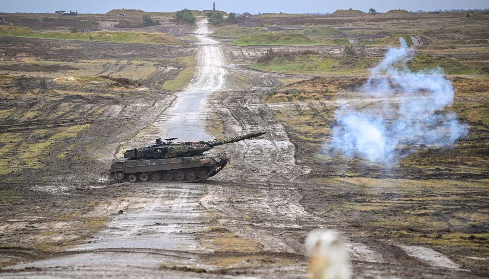 Kampfpanzer vom Typ Leopard 2 A6 während einer Übung am 1. Februar 2023 in Augustdorf, Deutschland Bild: Sascha Schuermann / Gettyimages.ru