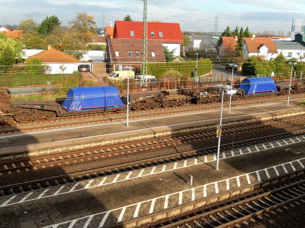 Zwei mit einer blauen Plane verpackte unbeladene Castor-Behälter im Bahnhof Biblis für Brennelemente aus dem Kernkraftwerk Biblis. (Symbolbild)