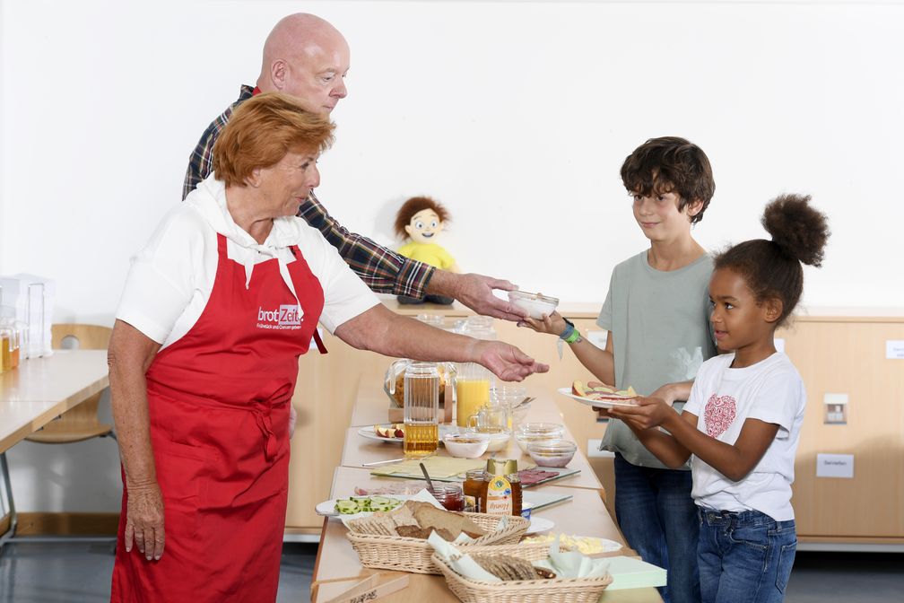 Auch in den neuen Förderregionen werden die Frühstückshelfer von brotZeit e.V. täglich am Buffet stehen.