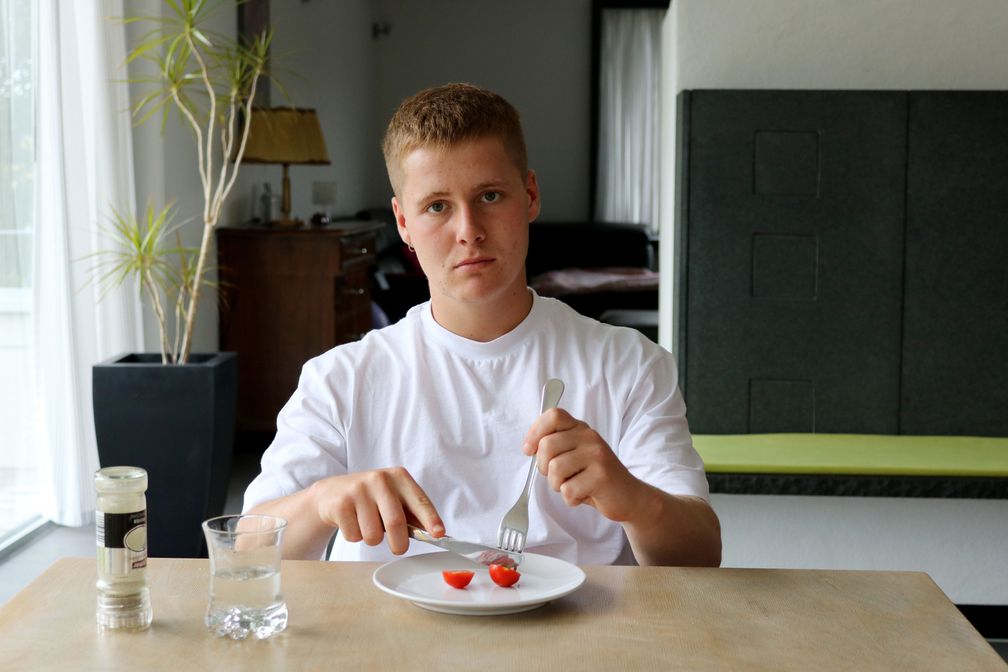 Eine Tomate als Mittagessen - mehr hat sich Elija in seiner Magersucht nicht erlaubt. Bild: "obs/ZDF/Caroline Haertel"