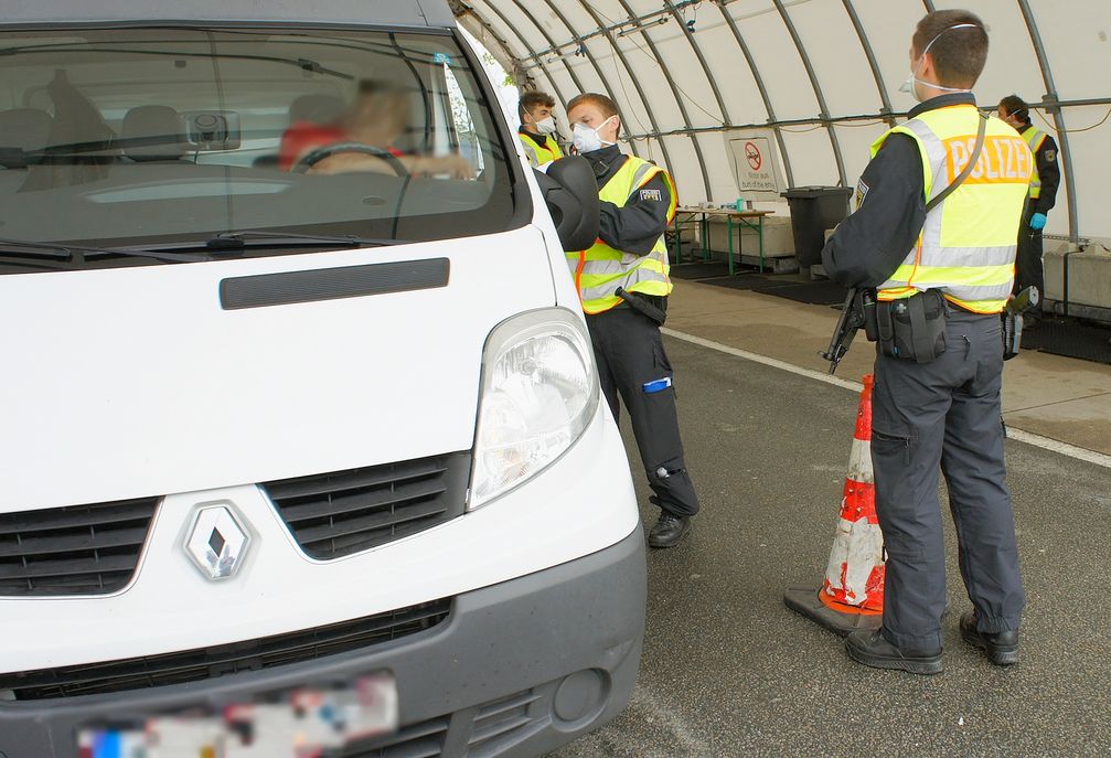 Die Rosenheimer Bundespolizei hat mehrere Personen wegen Beihilfe zum illegalen Einreiseversuch angezeigt. (Symbolbild)