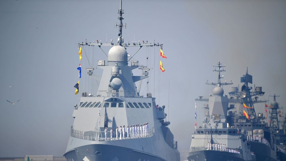 Schiffe der Schwarzmeerflotte bei der Übung für die Marineparade in Kronstadt, 19.07.2020; zweites Schiff von links die Stoykiy