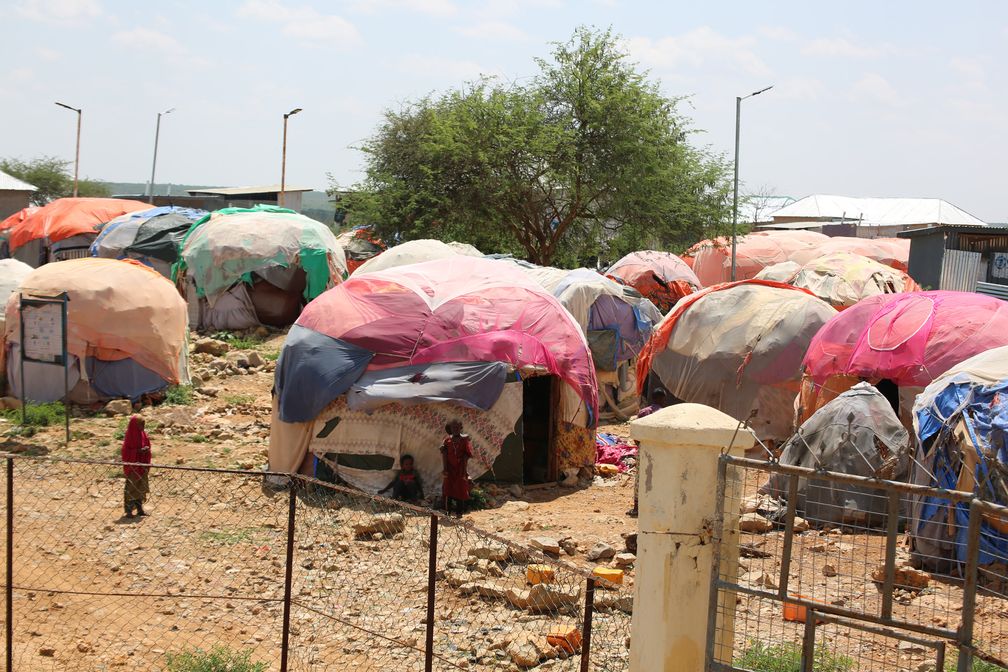 Milizen der Terrorgruppe Al-Shabaab haben nach Angaben der SOS-Kinderdörfer den Zugang zu der Stadt Baidoa im Süden Somalias blockiert und damit die Situation für Hunger leidende Menschen dramatisch verschlechtert.