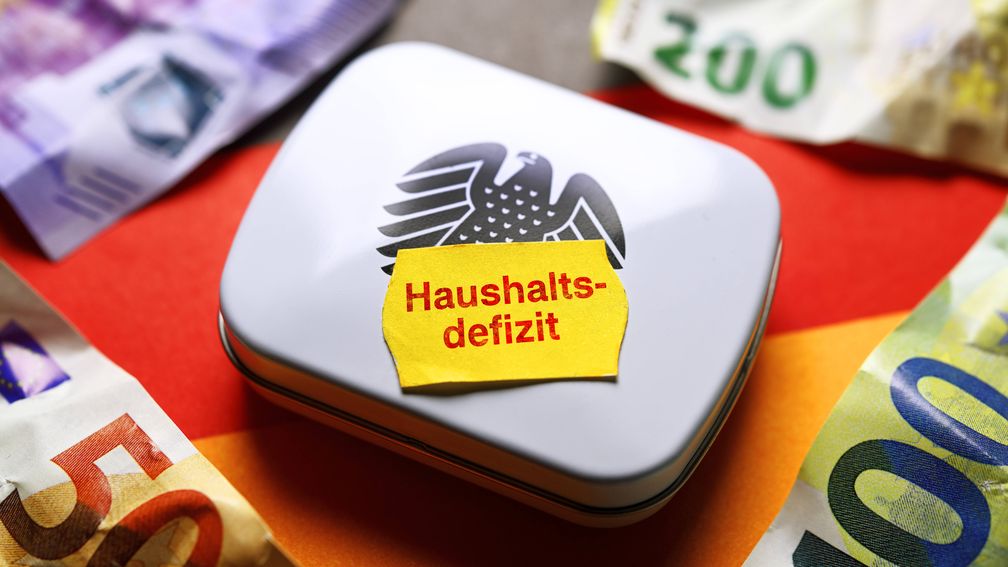 FOTOMONTAGE, Box mit Bundesadler und Preisetikett mit Aufschrift Haushaltsdefizit