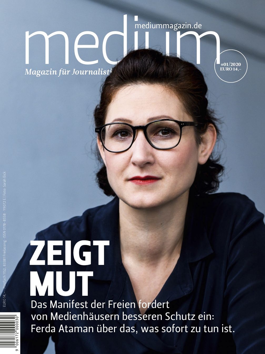 Ferda Ataman, Vorsitzende der Neuen Deutschen Medienmacher und Erstunterzeichnerin des "Manifest der Freien" der Freischreiber, auf dem Cover von mediummagazin Nr.1 /2020;  Bild: "obs/Medienfachverlag Oberauer GmbH/Sarah Eick"