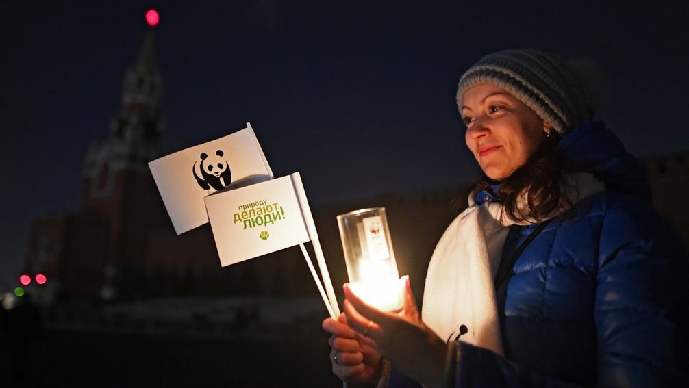 Auf dem Archivbild: Eine Frau nimmt an einer Earth-Hour-Aktion auf dem Roten Platz in Moskau teil, 25. März 2017. Bild: Sputnik / JEWGENI BIJATOW