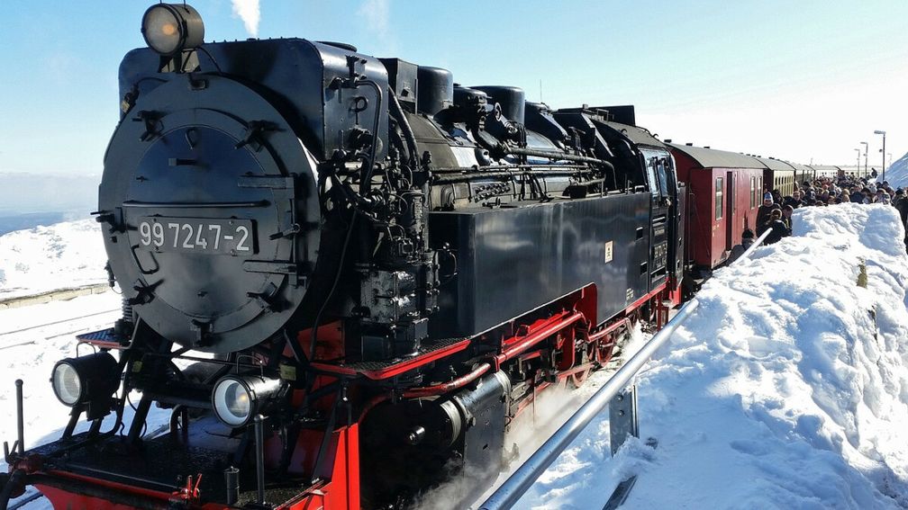 Die alten Dampfloks fahren immer. Sie begründeten den Erfolg und das Ansehen der  Deutschen Bundesbahn und deren Motto: „Alle reden vom Wetter. Wir nicht. Wir fahren immer“.