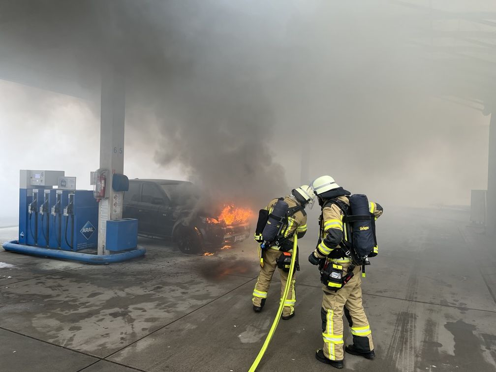 Bremerhaven-PKW-Brand-an-einer-Tankstelle