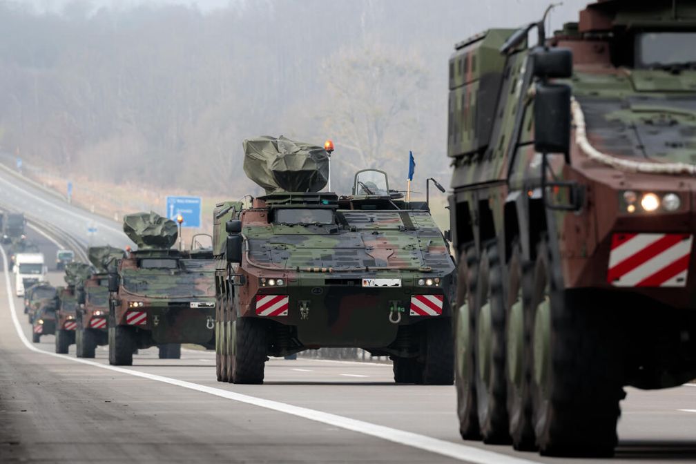 Gepanzerte Transportkraftfahrzeuge vom Typ "Boxer" im Konvoi