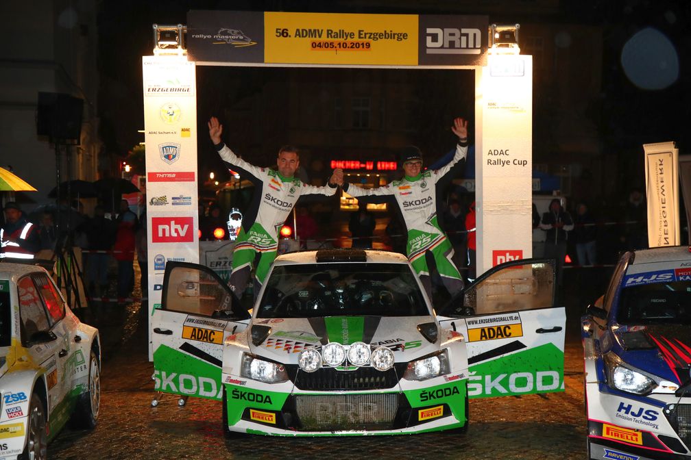 Das SKODA AUTO Deutschland Duo Fabian Kreim/Tobias Braun(D/D) bejubelt bei der Rallye Erzgebirge seinen dritten Saisonsieg in der Deutschen Rallye-Meisterschaft (DRM). Bild: "obs/Skoda Auto Deutschland GmbH"