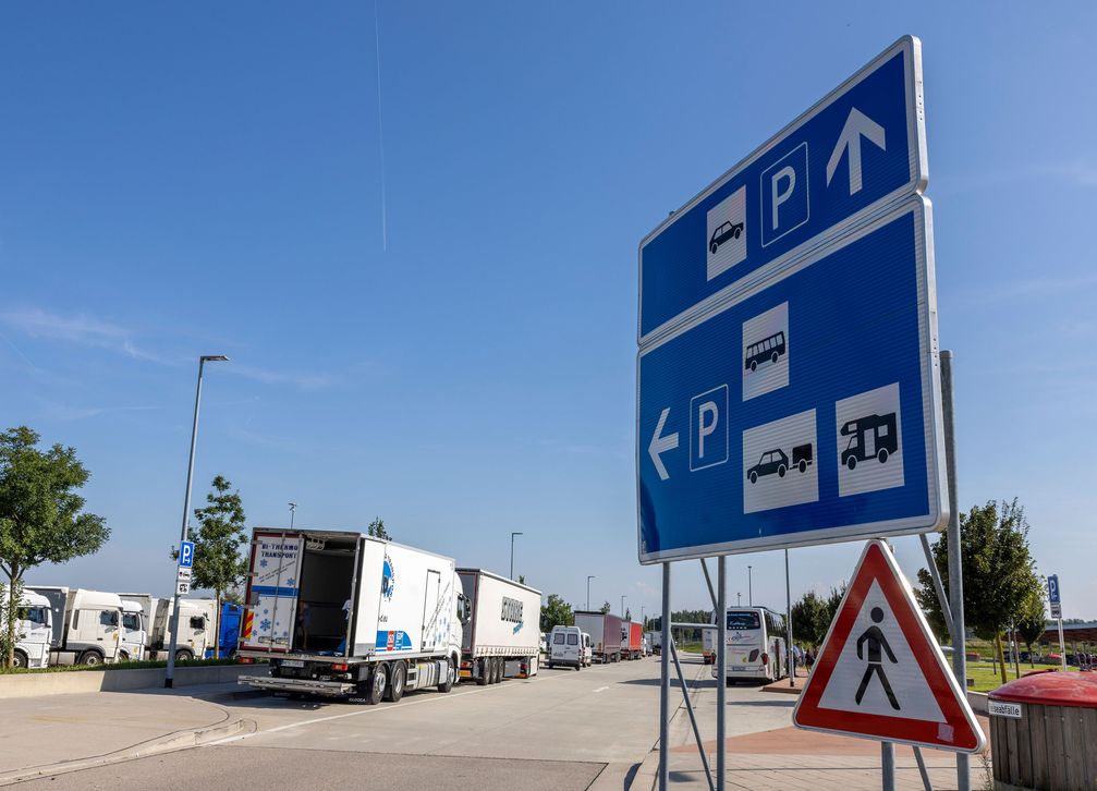 Test Rasthof Raststätte Fürholzen West: Beschilderung Parken für Camper/ LKW nutzen die Parkflächen