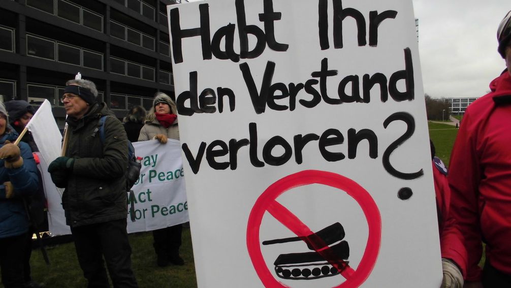 Friedenskundgebung gegen Waffenlieferungen in Düsseldorf vor dem Landtagsgebäude, 27. Januar 2023 Bild: Felicitas Rabe