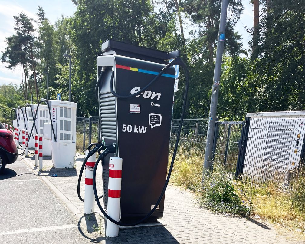 Langsame Ladesäulen mit 50 kW ohne Überdachung an der Rastanlage Weiskirchen A3