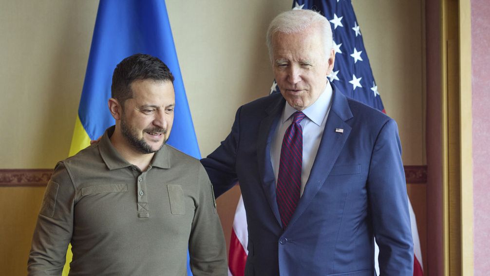 Der Kleine muss kämpfen, der Große liefert die Waffen: Wladimir Selenskij und Joe Biden am 21. Mai 2023 auf dem G7-Gipfel in Hiroshima Bild: www.globallookpress.com / Presidential Office of Ukraine