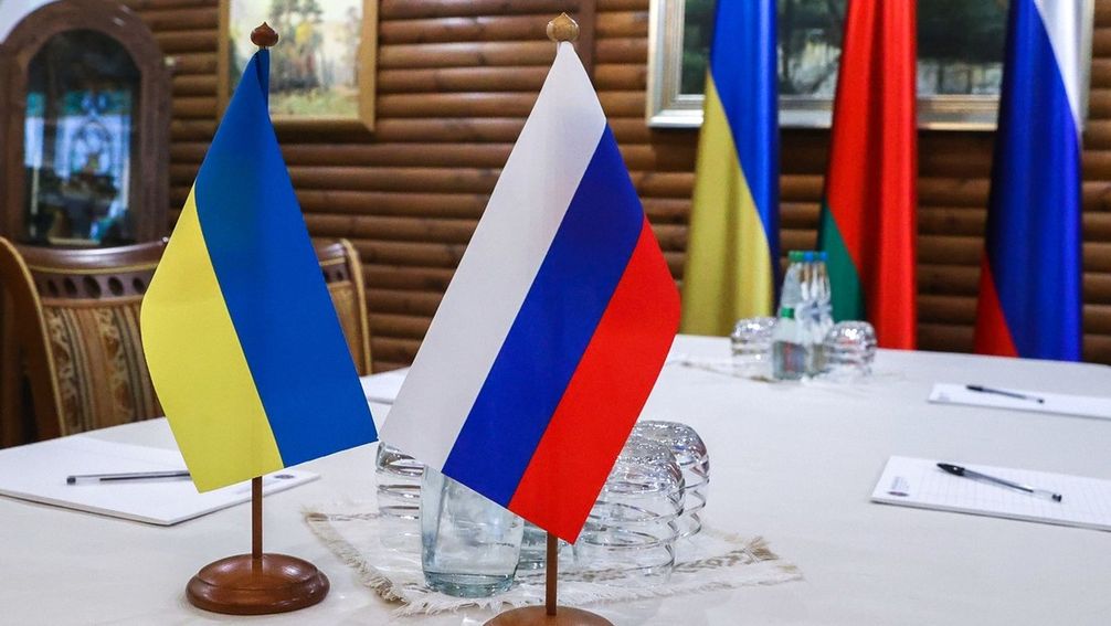 Die ukrainische und die russische Flagge (Archivbild). Bild: Maxim Gutschek / Sputnik