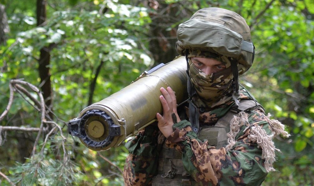 Symbolbild: Ein russischer Soldat trägt ein Panzerabwehrraketensystem vom Typ Kornet. Bild: WIKTOR ANTONJUK / Sputnik