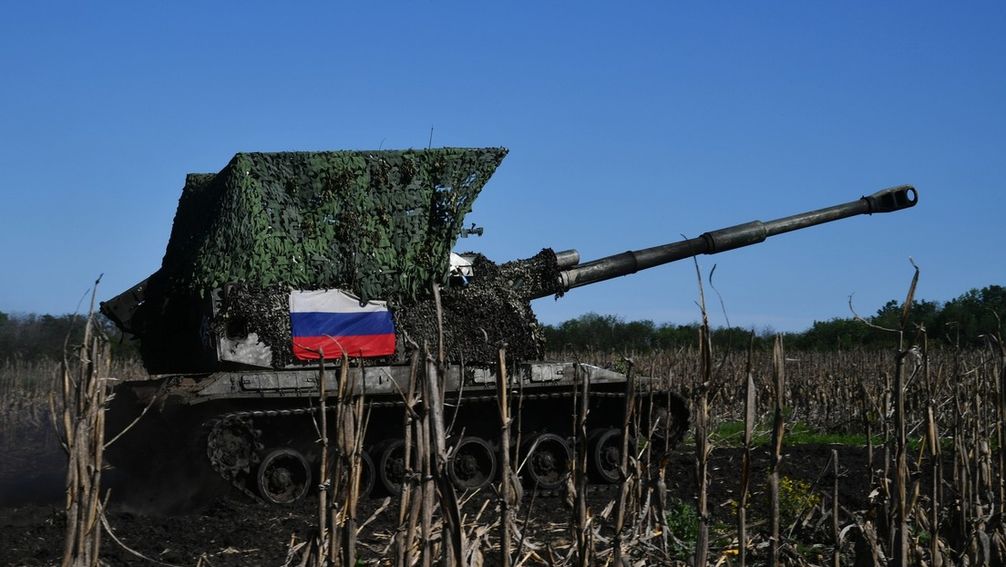 Eine Panzerhaubitze 2S19 Msta-S der russischen Streitkräfte in einer geschlossenen Feuerstellung in der Volksrepublik Lugansk. Bild: Sputnik