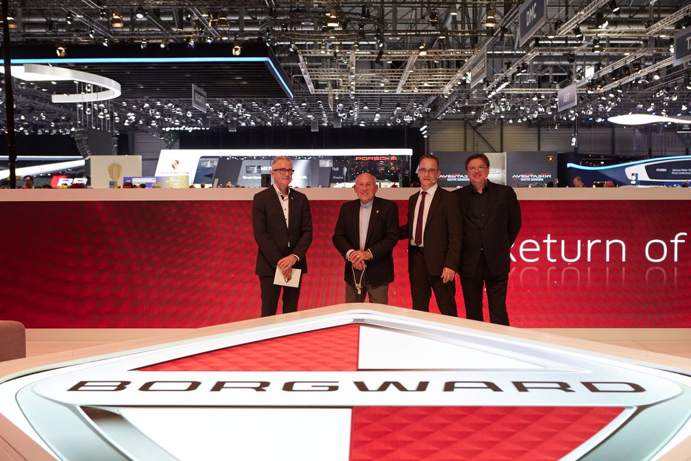 v.l.n.r. Einar J. Hareide, Chefdesigner, Borgward AG - Sir Stirling Moss - Christian Borgward, Präsident des Aufsichtsrats der Borgward AG - Karlheinz L. Knöss, Vizepräsident des Aufsichtsrats der Borgward AG. Bild: "obs/BORGWARD AG"