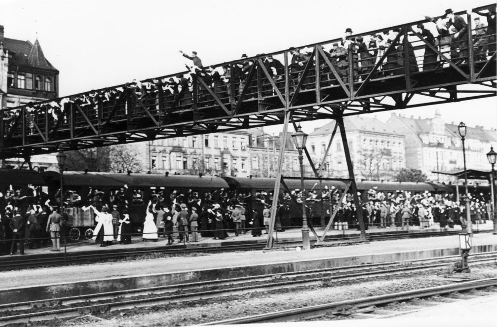 Bayerische Truppen verlassen am 7. und 8. August 1914 „unter nicht enden wollenden Hurra- und Abschiedsgrüßen“[4] den Bahnhof von Fürth (deutsche Postkarte)