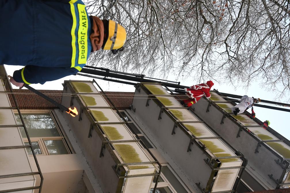 Nikolaus und Engel (Torben Wohlers und Nicole Bischoff) von der Höhenrettungsgruppe Pinneberg seilen sich am Regioklinikum Pinneberg zur Kinderstation ab, um dort Geschenke zu überbringen. Bild: KFV Pinneberg