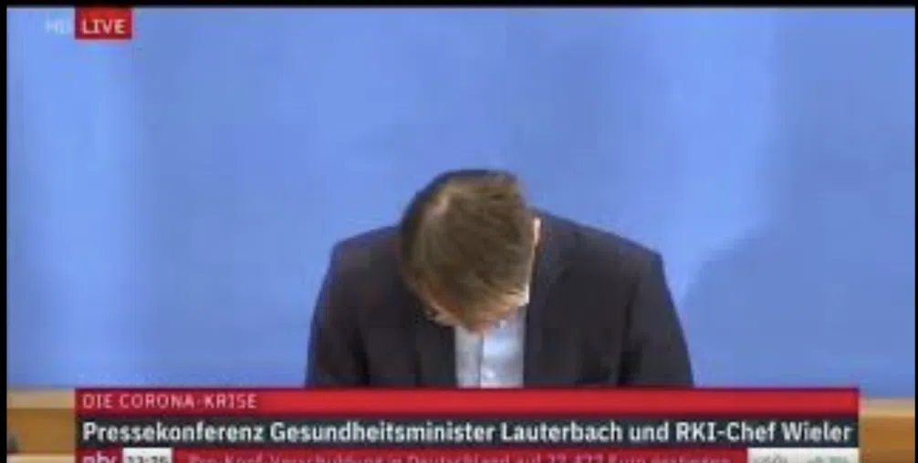 Karl Lauterbach, schlafend während der Bundespressekonferenz (2021), Archivbild