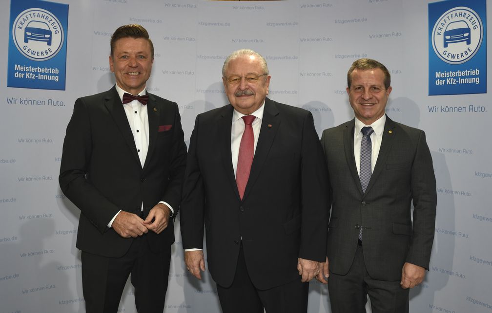 Jahrespressekonferenz 2019 zu wichtigen Branchenthemen mit Vizepräsident Wilhelm Hülsdonk, Präsident Jürgen Karpinski und Vizepräsident Thomas Peckruhn (v.l.). Bild: "obs/Zentralverband Deutsches Kraftfahrzeuggewerbe/ProMotor"