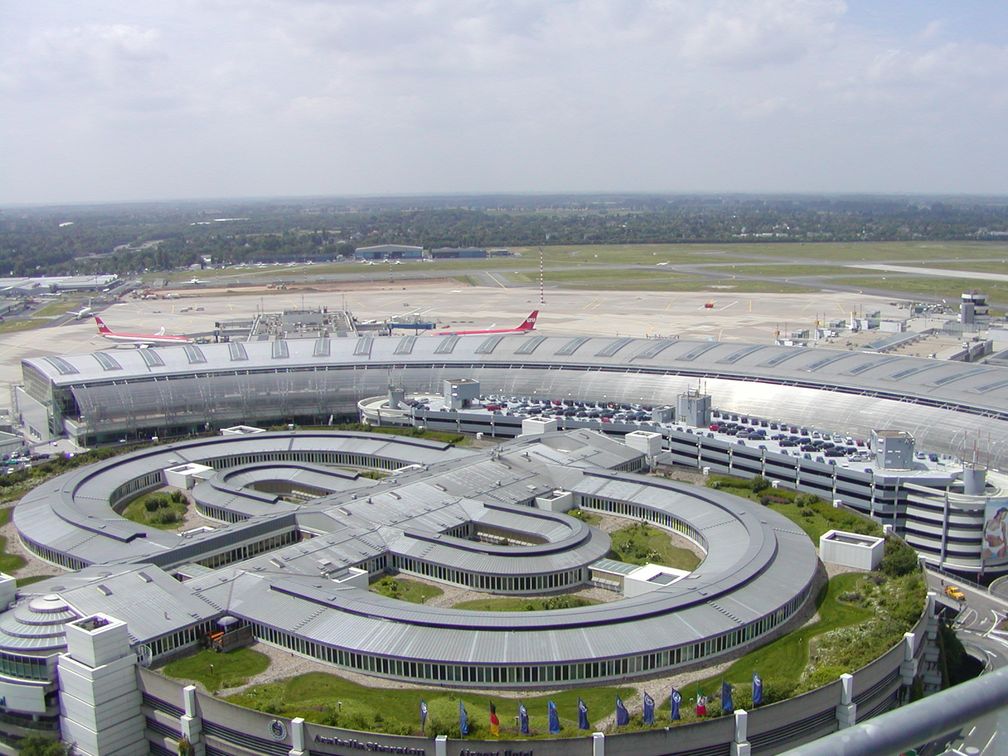 Flughafen Düsseldorf: Blick vom DFS-Kontrollturm auf das Flughafengebäude