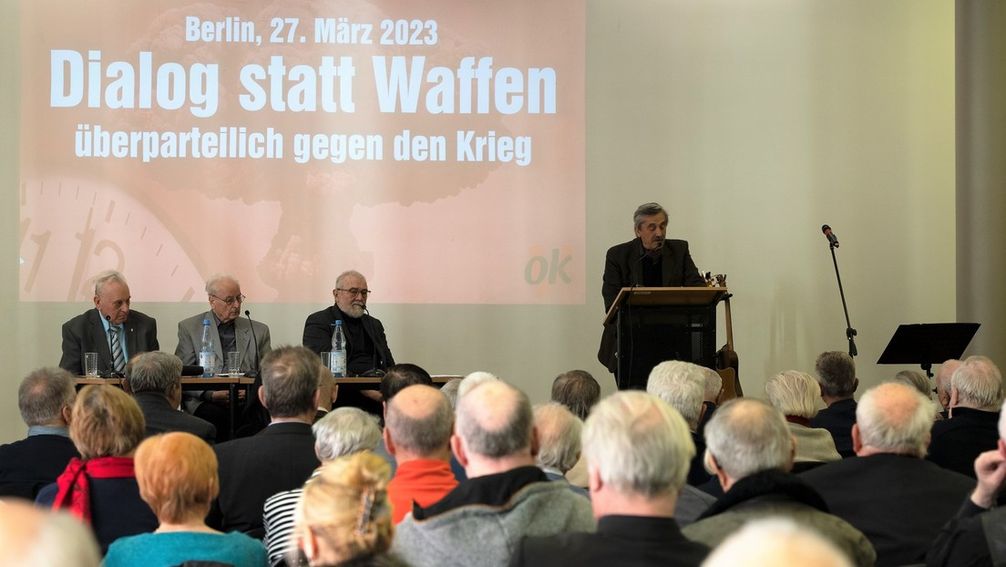 Vortragsredner Wolfgang Effenberger, ehemaliger Bundeswehr-Angehörige, Buchautor und Publizist (2023) Bild: RT