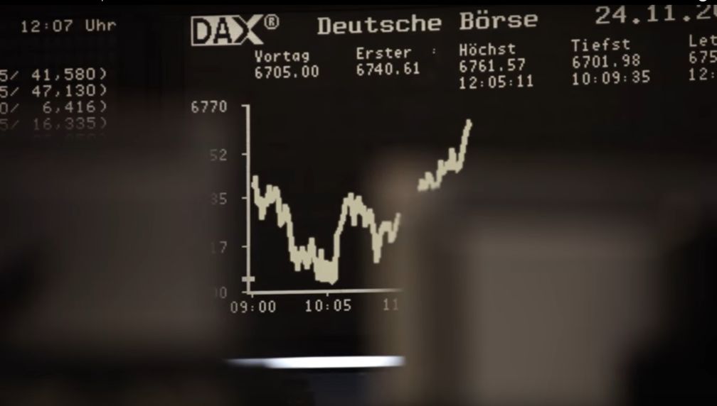 Dax-legt-zu-Porsche-hinten