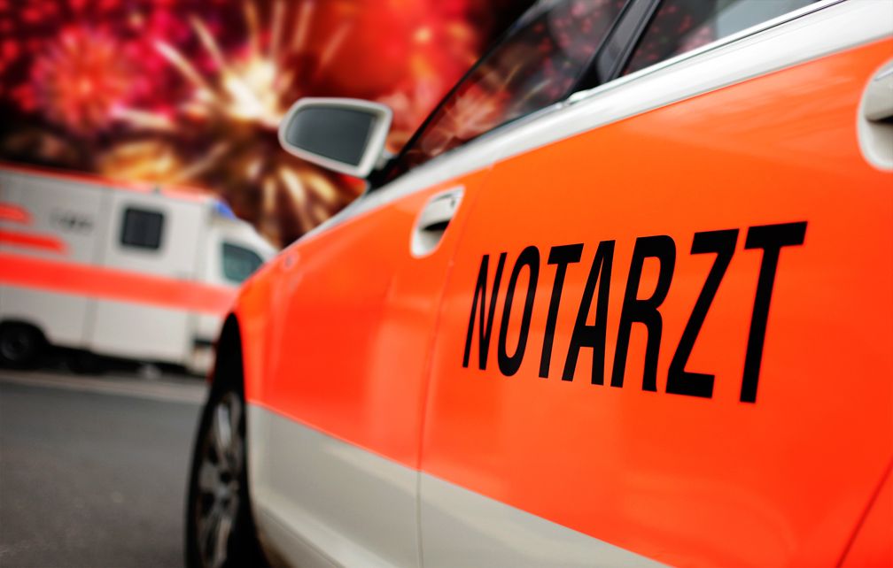 Notarzt in Einsatzbereitschaft bei einem Silvester-Feuerwerk  Bild: Felix Abraham - stock.adobe.com Fotograf: Felix Abraham/Comofoto