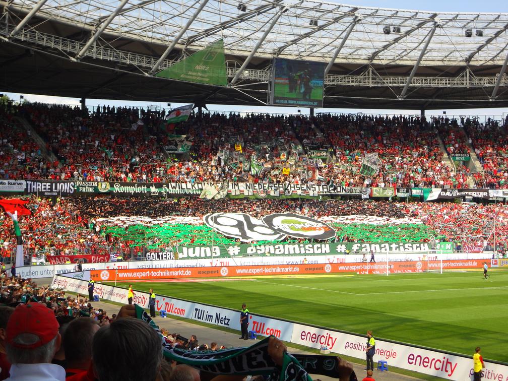 Die HDI-Arena (1954–2002 Niedersachsenstadion und 2002–2013 AWD-Arena) ist ein Fußballstadion mit 49.000 überdachten Zuschauerplätzen in Hannover.