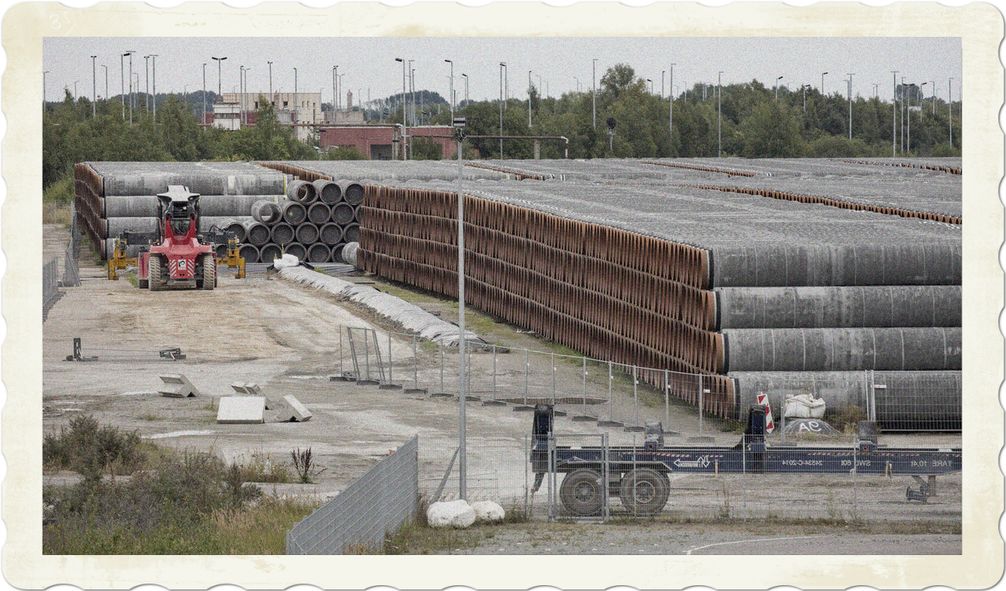 Lagerungsstätte ungenutzter Röhren, die beim Bau der Ostsee-Pipeline Nord Stream 2 übrig geblieben sind, Mukran-Port in Sassnitz auf der deutschen Insel Rügen.